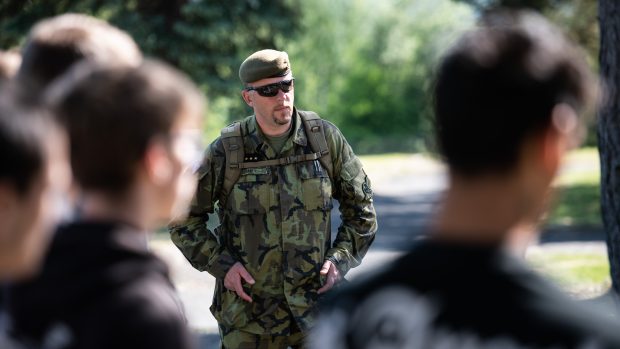 Potenciálním zájemcům o službu v armádě se věnoval i zástupce velitele dělostřelců plukovník Vlastimil Urban