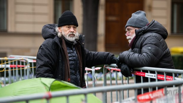 Signatář Charty 77 Jiří Gruntorád  a John Bok před Úřadem vlády drží protestní hladovku