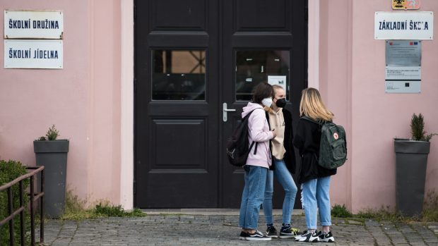 Žáci druhého stupně nastupují po distanční výuce do škol.