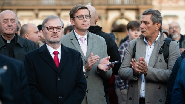 Petr Fiala, Jan Graubner, Martin Kupka na demonstraci na podporu Izraele v Praze na Staroměstském náměstí