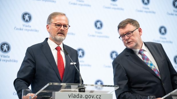 Petr Fiala a Zbyněk Stanjura na tiskové konferenci vlády