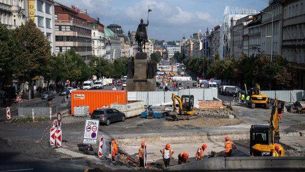 Budování tramvajové trati v horní části Václavského náměstí začalo koncem června a potrvá tři roky