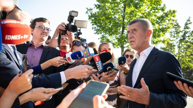 Andrej Babiš přichází do sídla ANO