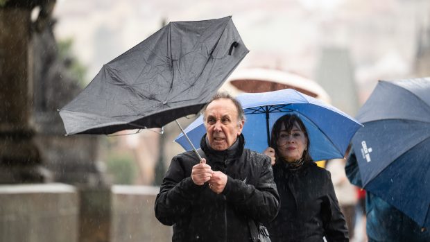 Turisté v dešti na Karlově mostě