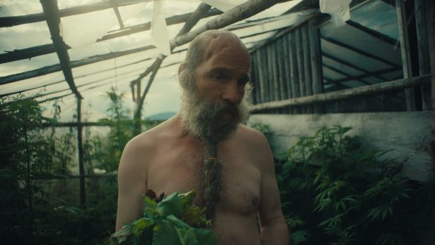 Raději zemřít v přírodě jako festivalovou porotou oceněná „vtipná filmová pohlednice vzdávající hold mizejícímu umění zůstat sám sebou“