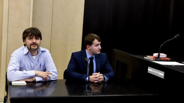 Karel Polášek (vlevo),žalobce a Tomáš Rydval, zástupce, Městský soud Praha