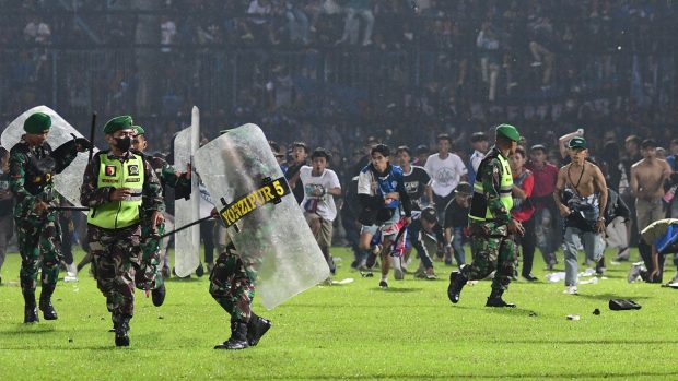 Policejní zásah během nepokojů v zápase Arema - Persebaya Surabaya