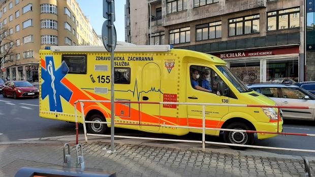 Sanitní vůz, který testuje onemocnění COVID-19 v Praze