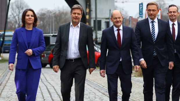 Zleva spolupředsedkyně německé strany Zelených Annalena Baerbocková, Robert Habeck, Olaf Scholz a šéf FDP Christian Lindner