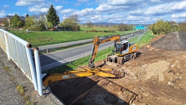 Demolice mostu na krajské silnici třetí třídy uzavřepro automobily dálnici D10 před Turnovem