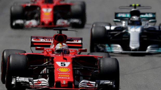 Sebastian Vettel před Valtterim Bottasem