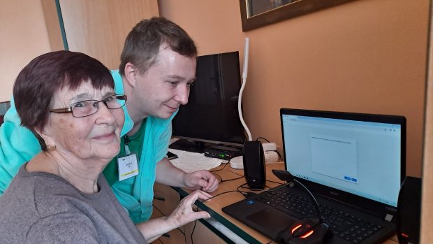 Seniorka Anna Vítková a sociální pracovník Tomáš Fořt