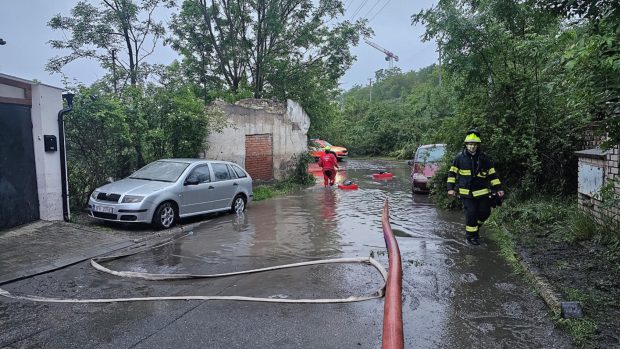 Hasiči museli zasahovat už během pátku. A to třeba i na místech ve Středočeském kraji