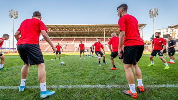 Fotbalisté Slavie trénují na stadionu v Kluži před úvodním zápase posledního předkola Ligy mistrů