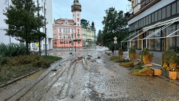 Voda z Krnova přes noc zmizela. Stojím suchou nohou u náměstí. Funguje tu i signál. Akorát neteče voda z kohoutku. Nejde elektřina.