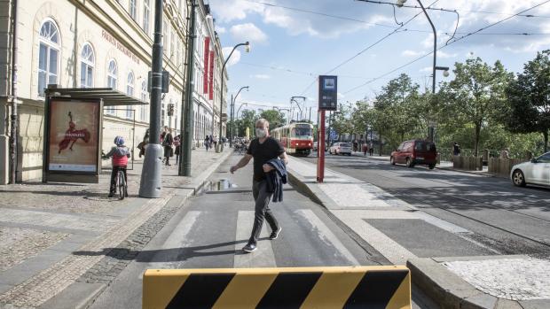 Uzavření jednoho jízdního pruhu na Smetanově nábřeží