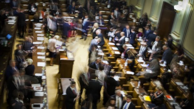 Nově zvolení poslanci během ustavující schůze Poslanecké sněmovny