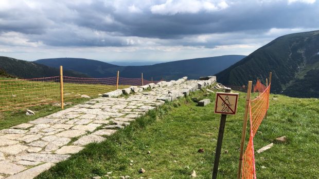 Návštěvnost Krkonoš meziročně stoupá a podle parku přibývá i bezohledných turistů, proto se Správa Krkonošského národního parku rozhodla nainstalovat na celém vrcholu ochranné sítě.