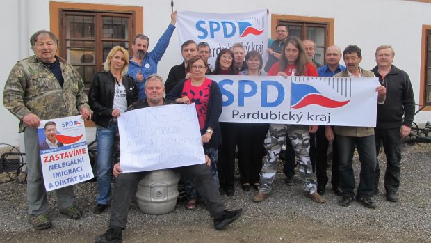 Organizace SPD v Pardubickém kraji. Jindřiška Líbalová Trpkošová (uprostřed) z hnutí odešla loni před krajskými volbami