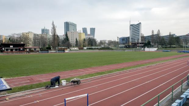 Stadion Děkanka, běžecká dráha.