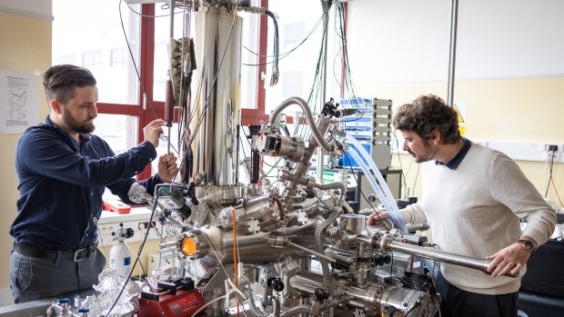 Nerovnoměrné rozložení elektronového náboje na atomu halogenu, tzv. sigma díru, vědci v CATRIN pozorovali pomocí skenovacího tunelovacího mikroskopu pracujícího v ultravysokém vakuu