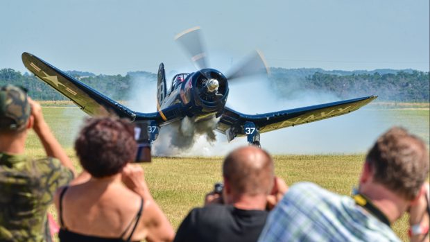 Vought F-4U Corsair Americký stíhací letoun, sloužící převážně ve druhé světové válce a ve válce v Koreji. Vznikl již v roce 1941 jako stíhač pro letadlové lodi, ale potíže s podvozkem způsobily, že se na jejich paluby dostal ve významném počtu až v roce 1944 kdy byla celá konstrukce přestavěna a Corsair dostal nezaměnitelný tvar  křídel do dvojitého W