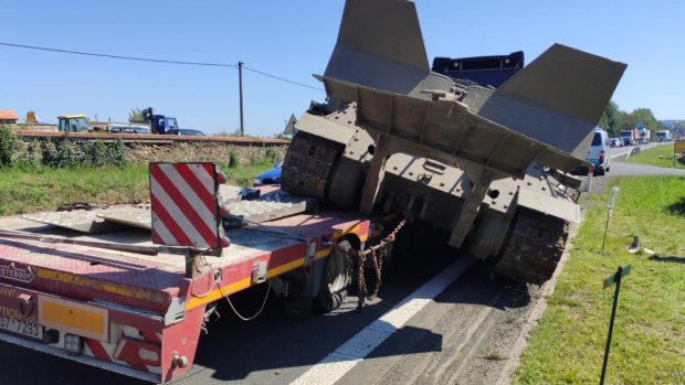 Zpět na návěs musí tank vytáhnout speciální jeřáb.