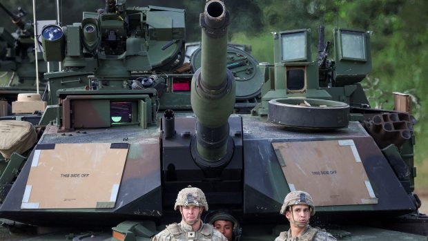 Američtí vojáci u tanku M1A2 Abrams