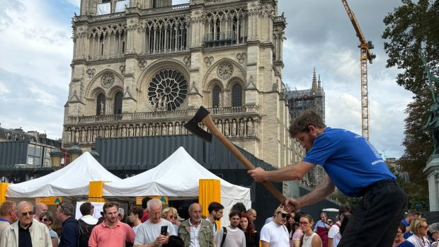 Tesaři při práci před katedrálou Notre-Dame