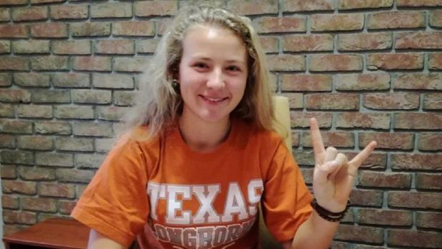 Sára Kousková při podpisu smlouvy s University of Texas