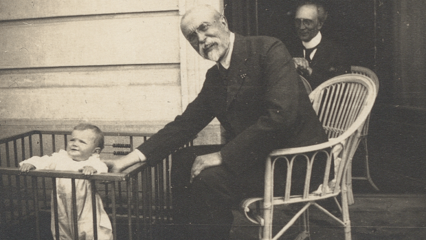 Tomáš Garrigue Masaryk s vnukem v ohrádce