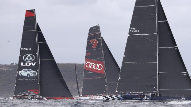 Plachetnice LDV Comanche a Wild Oats XI (vlevo) se při opouštění přístavu v Sydney málem srazily