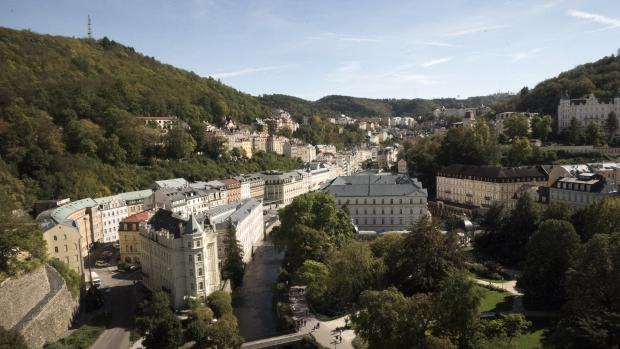 Výhled z 11. patra hotelu Thermal na lázeňskou část Karlových Varů v údolí řeky Teplé.