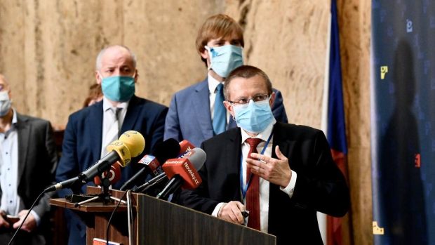 Roman Prymula, Adam Vojtěch a Ladislav Dušek představují předběžné výsledky studie kolektivní imunity v souvislosti s nemocí covid-19.