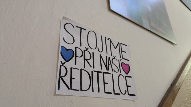 Plakát na podporu ředitelky Marie Šikové na trojškolí v Ječné