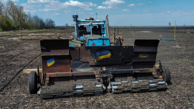 Traktor obrněný proti zaminovanému poli je již v provozu
