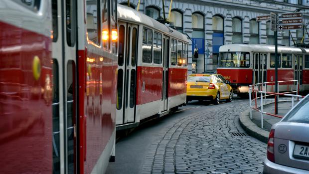 Kolona tramvají u stanice Lazarská