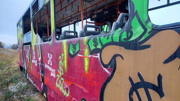 Tramvaj zaujala i graffiti umělce, vandalové se postarali o devastaci oken