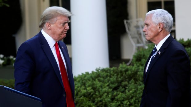 Trump i Mike Pence zároveň čelí kritice, že nenosí roušky, přestože k tomu federální vláda a zdravotní úřady lidi opakovaně vyzývají