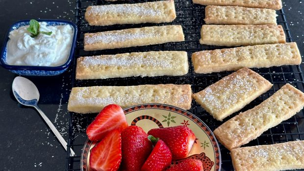 Upečené kousky shortbread mají mít okraje lehce do zlatova