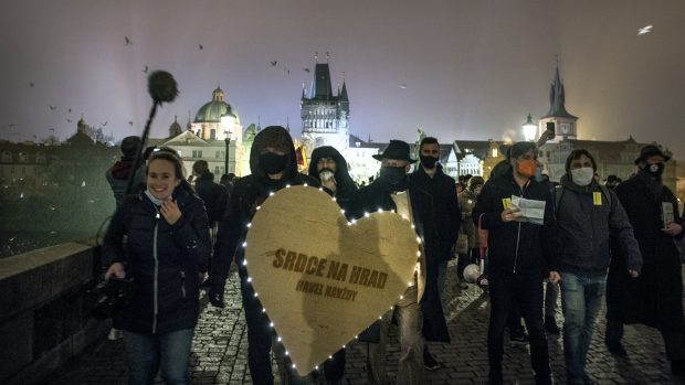 Vzpomínkový pochod na Hradčanské náměstí v den výročí úmrtí bývalého prezidenta Václava Havla.