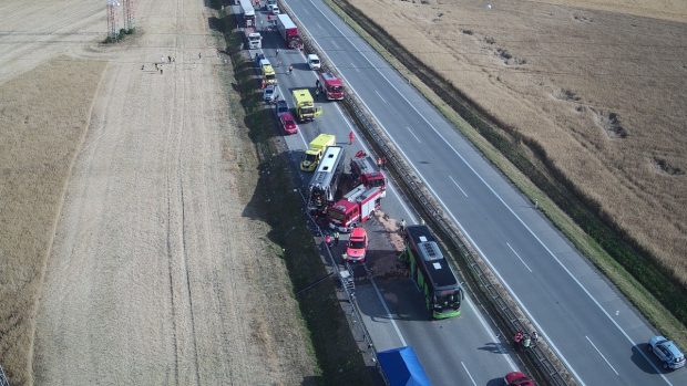 Srážka autobusu na dálnici D2 u Brna