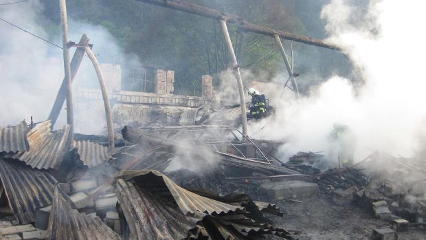 Podle prvotních odhadů požár způsobil škodu převyšující deset milionů korun.