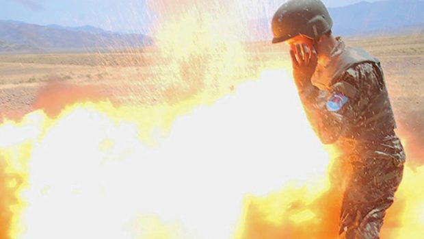 Jedna ze dvou posledních fotografii vojáčky Hildy I. Claytonové, které zveřejnila americká armáda. Při výbuchu minometu zemřelo pět lidí včetně fotografky.