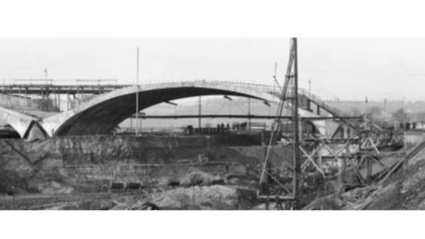 Libeňský most byl otevřen 29. října 1928 k desátému výročí vzniku Československé republiky. Pochází od Pavla Janáka, výrazného představitele české meziválečné architektury, a mostního stavitele a inženýra Františka Mencla.