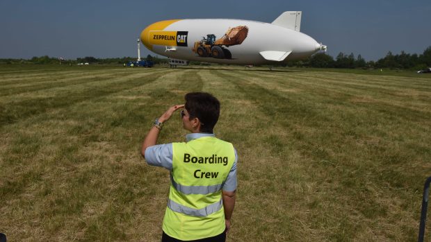 Vzducholoď Zeppelin na letišti v pražských Letňanech. Uveze 12 lidí.