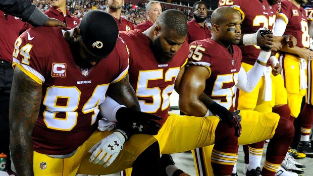 Fotbalisté Washingtonu Redskins během protestu