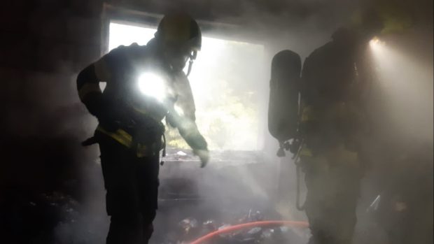 Při požáru domu v pražské Dubči bylo nalezeno torzo lidského těla