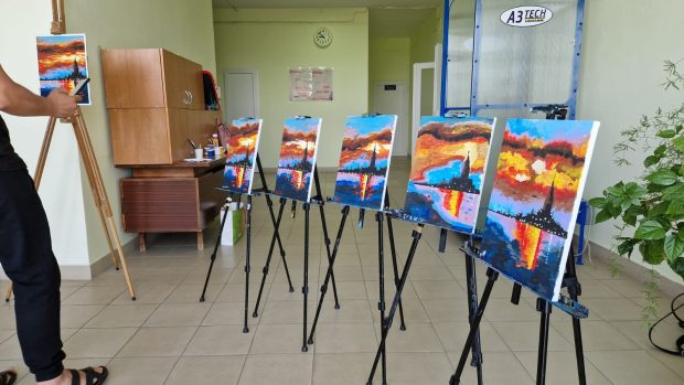 „Dnes budeme malovat Španělsko, řekněte – kdo už ve Španělsku byl?“ zahajuje hodinu výtvarník Rustam