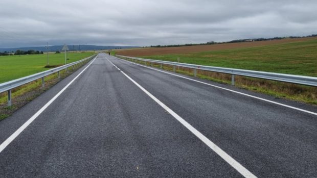 Pilotní projekt zahrnuje rekonstrukci zhruba dva kilometry dlouhého úseku silnice ve vesnici Malinovo